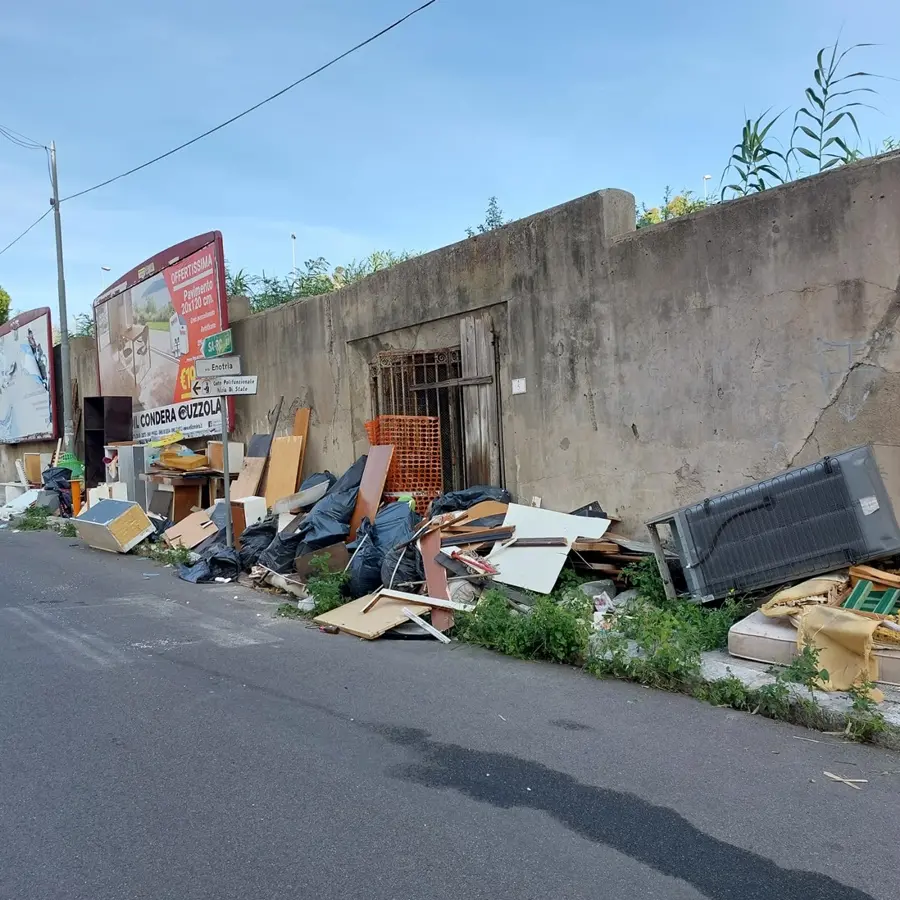 Reggio, via Enotria invasa dalla spazzatura - FOTO