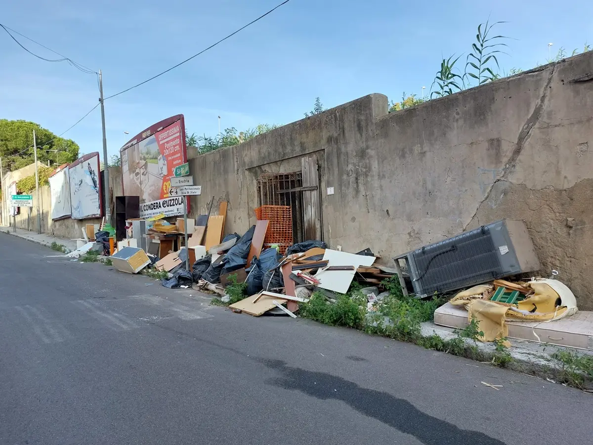 Reggio, via Enotria invasa dalla spazzatura - FOTO