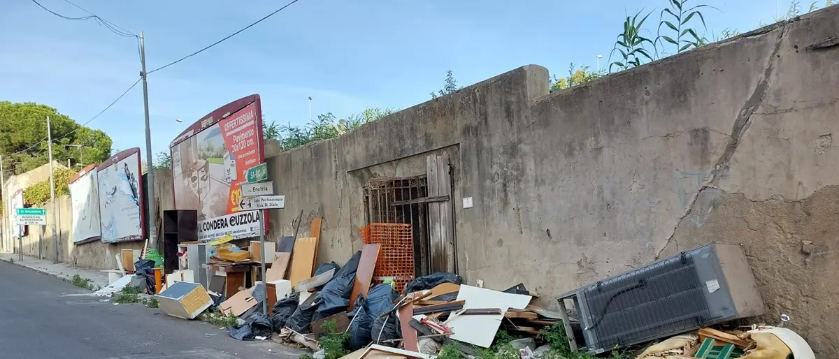 Reggio, via Enotria invasa dalla spazzatura - FOTO