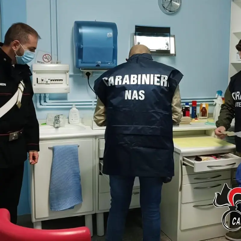 Reggio, denunciato finto dentista: sigilli al suo studio medico