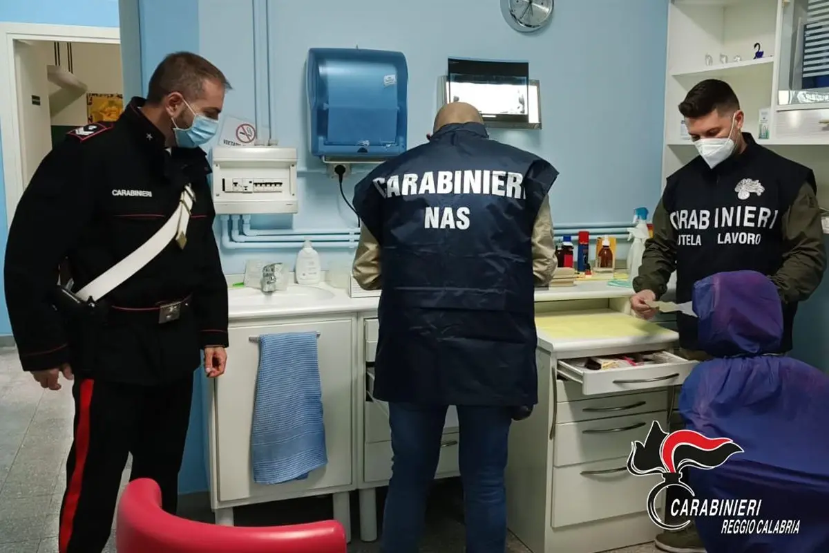 Reggio, denunciato finto dentista: sigilli al suo studio medico