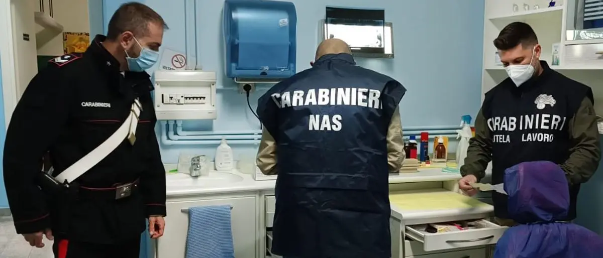 Reggio, denunciato finto dentista: sigilli al suo studio medico