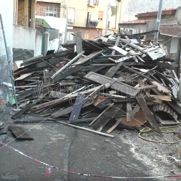 Reggio, rifiuti e baracche pericolanti degradano il rione G - FOTO e VIDEO