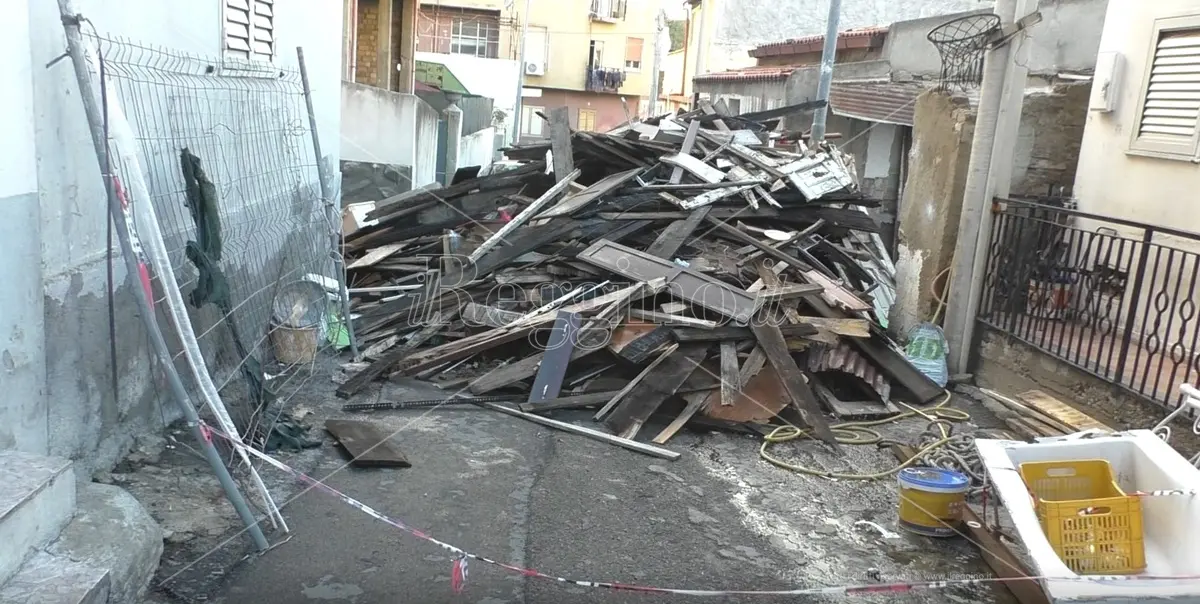 Reggio, rifiuti e baracche pericolanti degradano il rione G - FOTO e VIDEO
