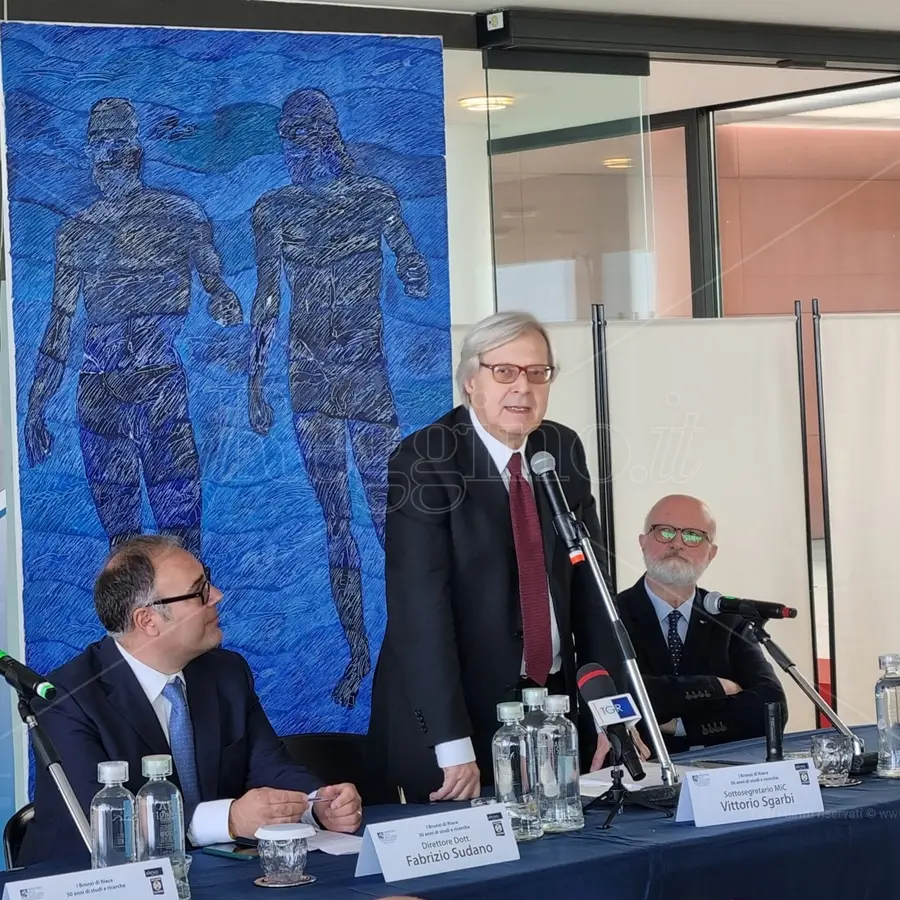 Bronzi di Riace, Sgarbi: «Li vidi nel 1972 e da allora sono la mia luce» - VIDEO
