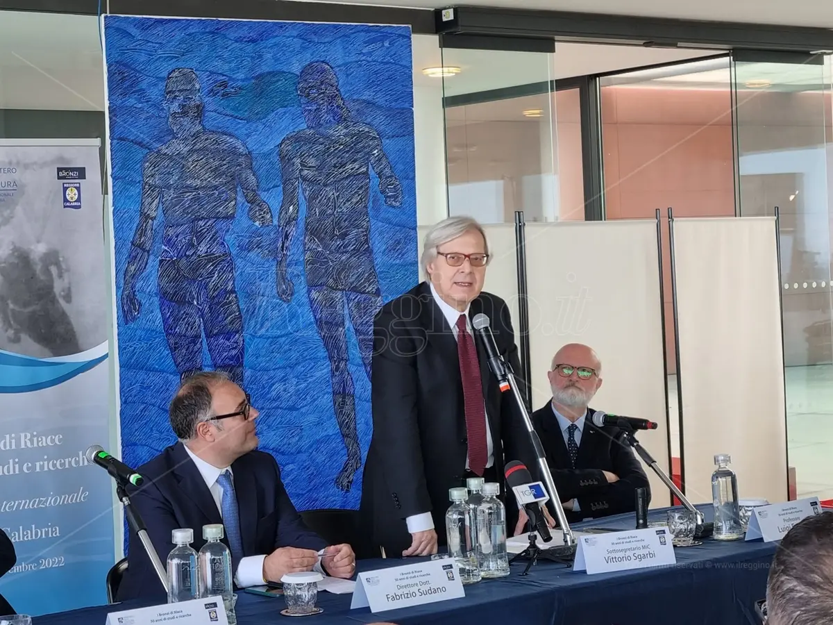 Bronzi di Riace, Sgarbi: «Li vidi nel 1972 e da allora sono la mia luce» - VIDEO