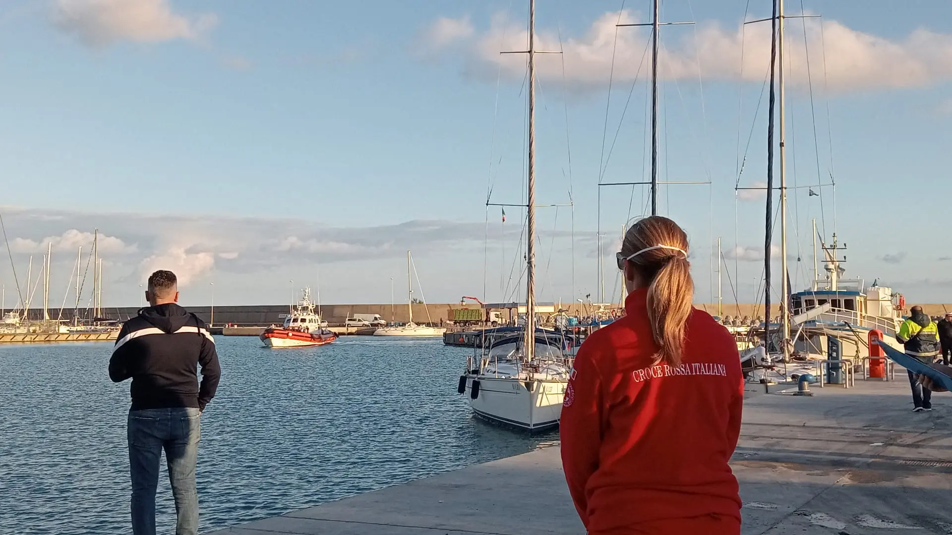 Roccella Jonica, soccorso un barcone con 80 migranti a bordo