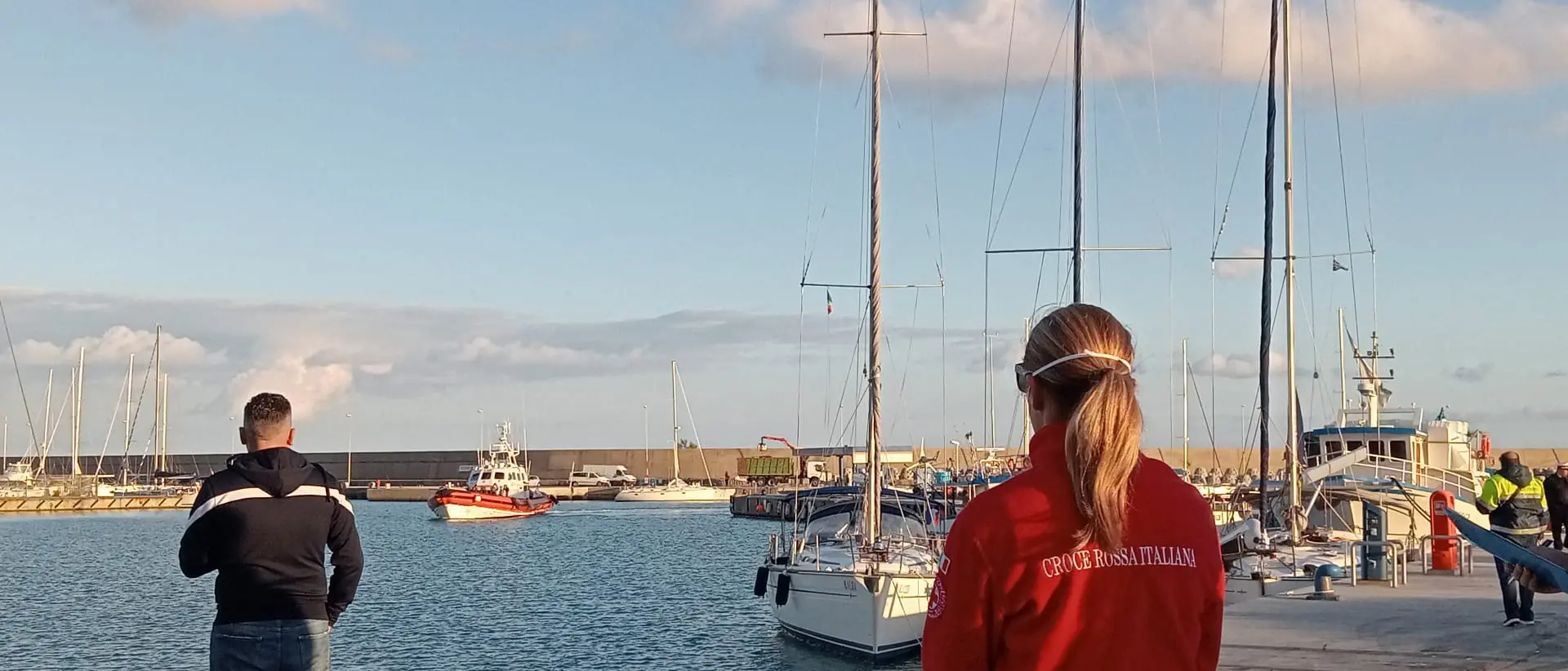 Roccella Jonica, soccorso un barcone con 80 migranti a bordo