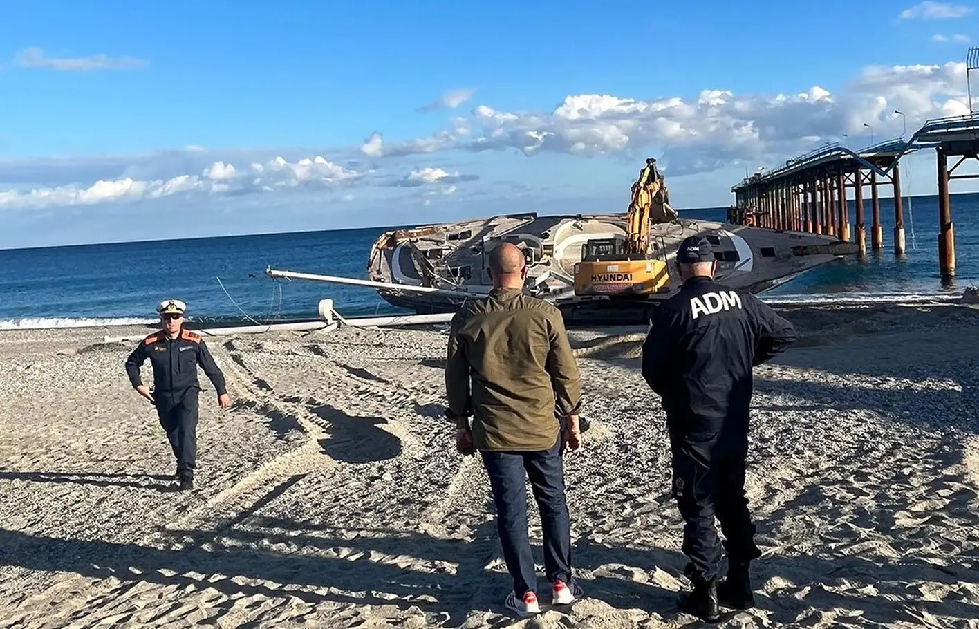 Siderno, al via la demolizione del barcone dei migranti spiaggiato sul lungomare