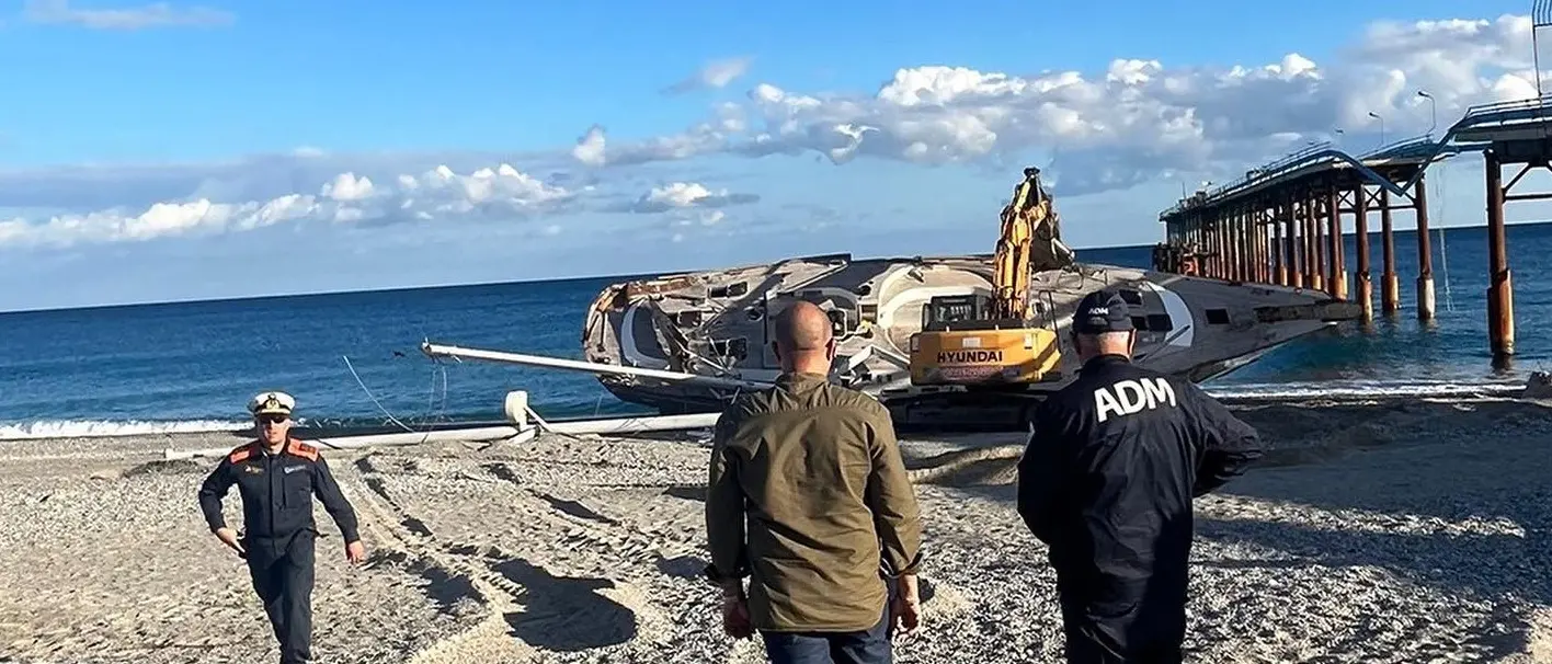 Siderno, al via la demolizione del barcone dei migranti spiaggiato sul lungomare