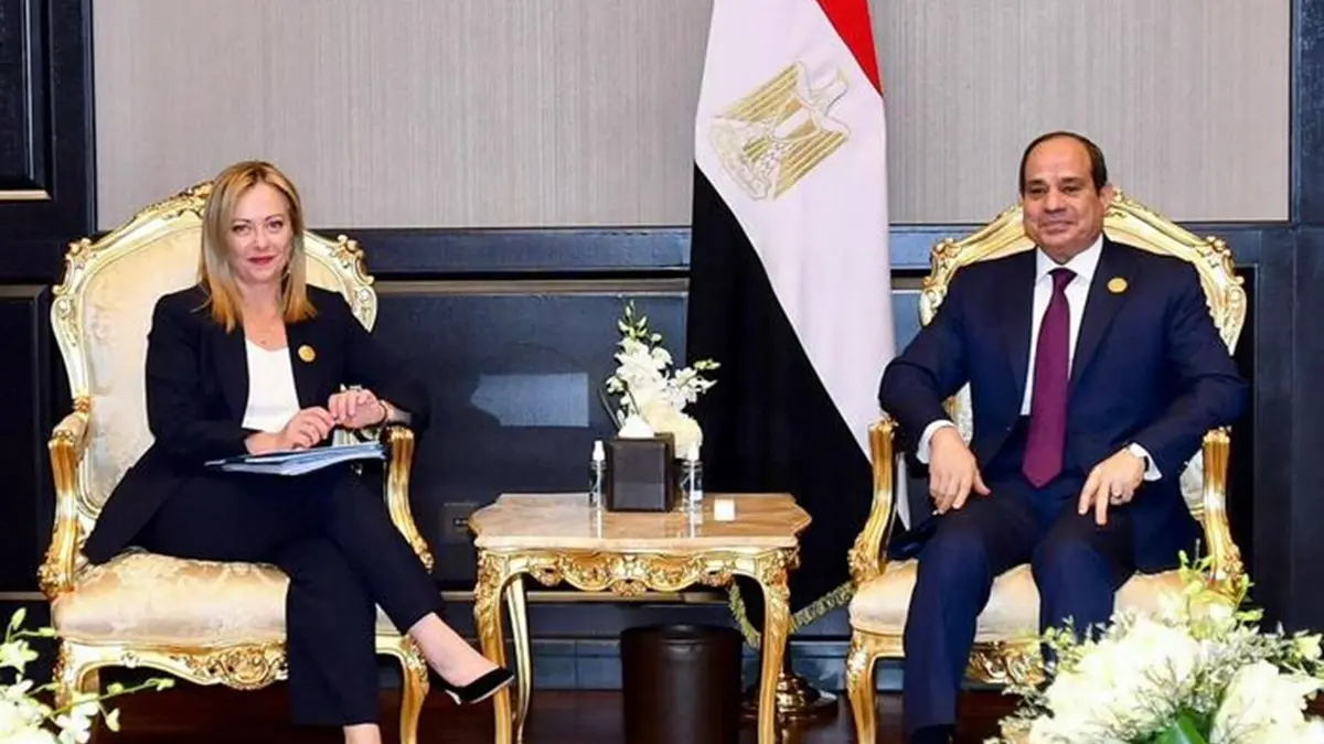 Il Presidente del Consiglio, Giorgia Meloni, durante il suo incontro con il Presidente della Repubblica Araba d\\'Egitto, Abdel Fattah al Sisi, a margine del Vertice di Sharm el Sheikh (Egitto), 07 Novembre 2022. NPK ANSA / Immagine fornita all\\'ANSA dalla Presidenza egiziana +++ ANSA PROVIDES ACCESS TO THIS HANDOUT PHOTO TO BE USED SOLELY TO ILLUSTRATE NEWS REPORTING OR COMMENTARY ON THE FACTS OR EVENTS DEPICTED IN THIS IMAGE; NO ARCHIVING; NO LICENSING +++ , ANSA