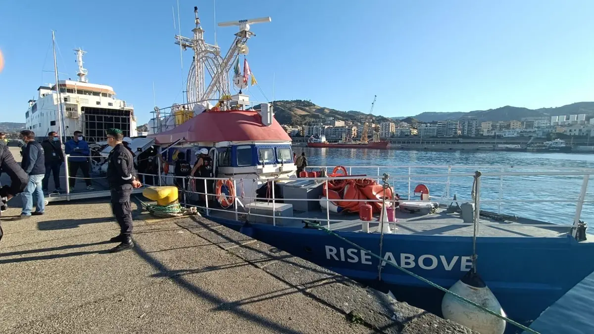 Migranti, la Rise Above da Roccella dirottata al porto di Taranto