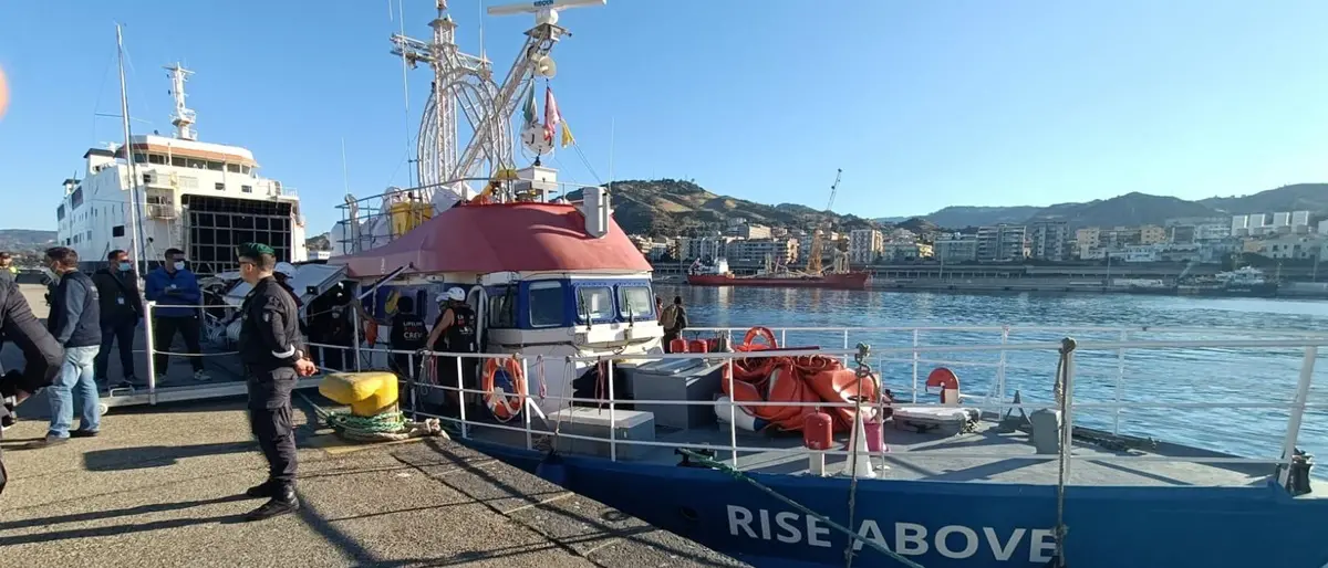 Migranti, la Rise Above da Roccella dirottata al porto di Taranto
