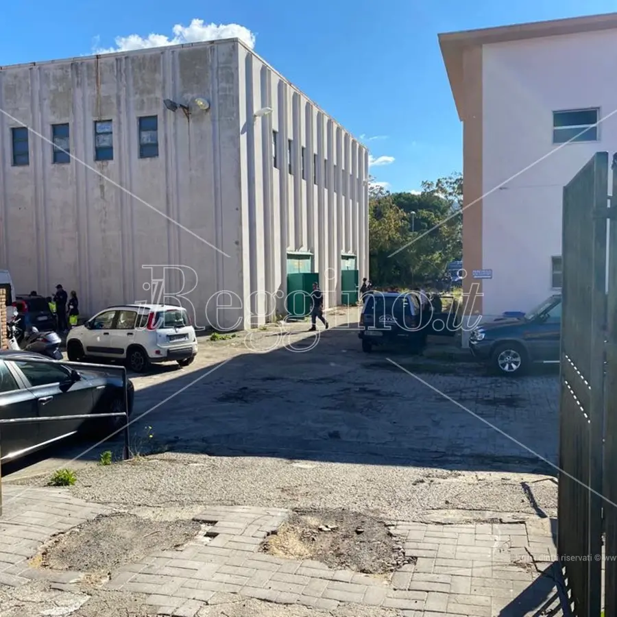 Reggio, nella palestra di Gallico gli 89 migranti sbarcati stamani dalla Rise Above - FOTO E VIDEO