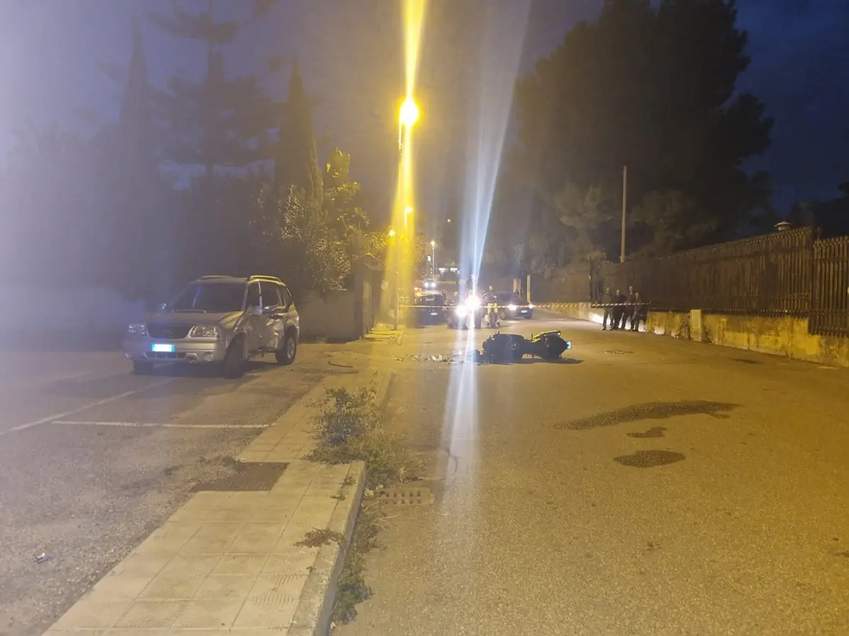 Incidente a Reggio, scontro tra auto e moto: 60enne in prognosi riservata