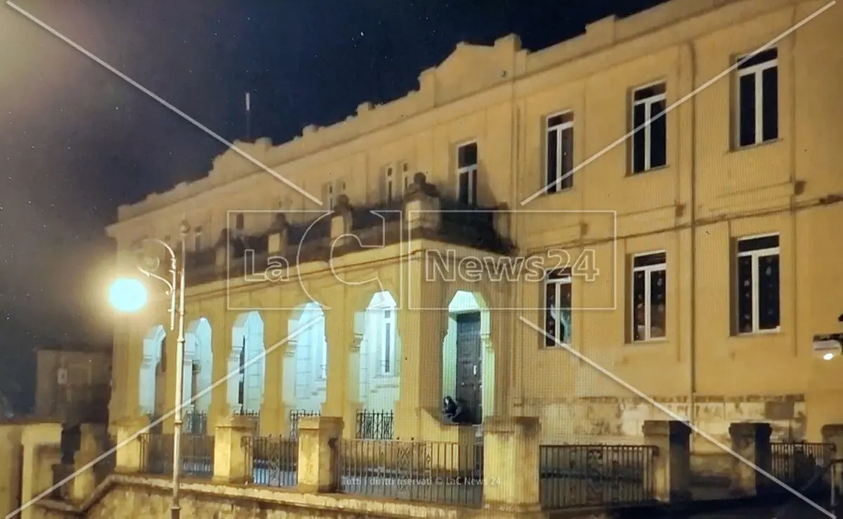 Intonaco staccato dal soffitto di una scuola di Polistena, Tropepe: «Il sindaco risponda all'interrogazione»