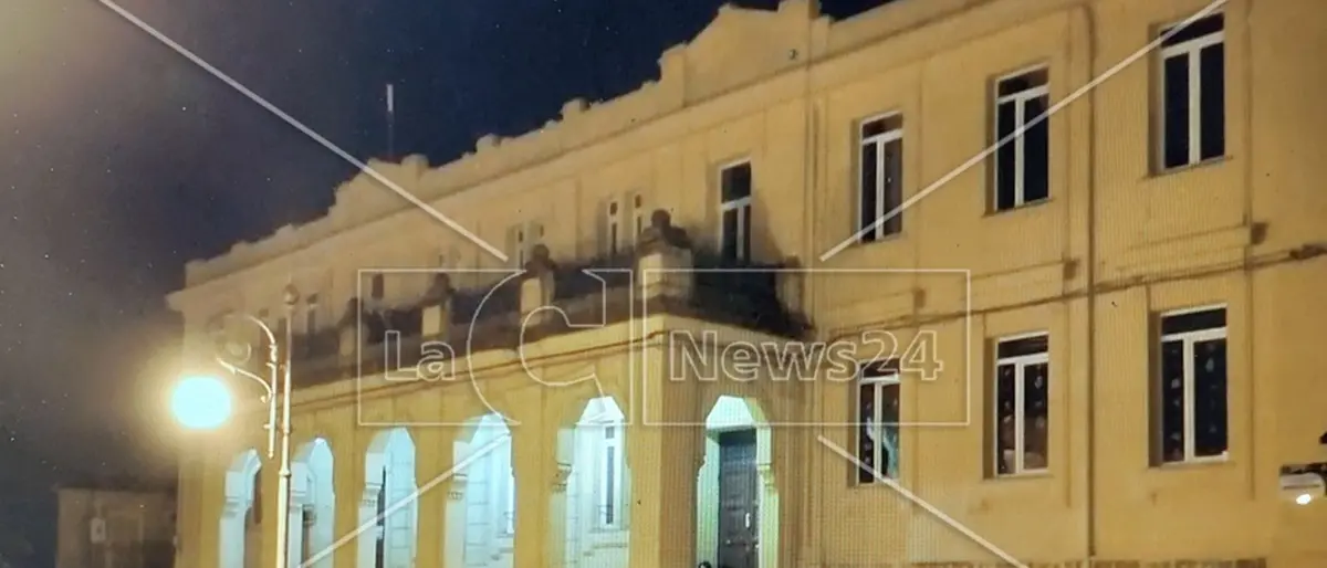 Intonaco staccato dal soffitto di una scuola di Polistena, Tropepe: «Il sindaco risponda all'interrogazione»