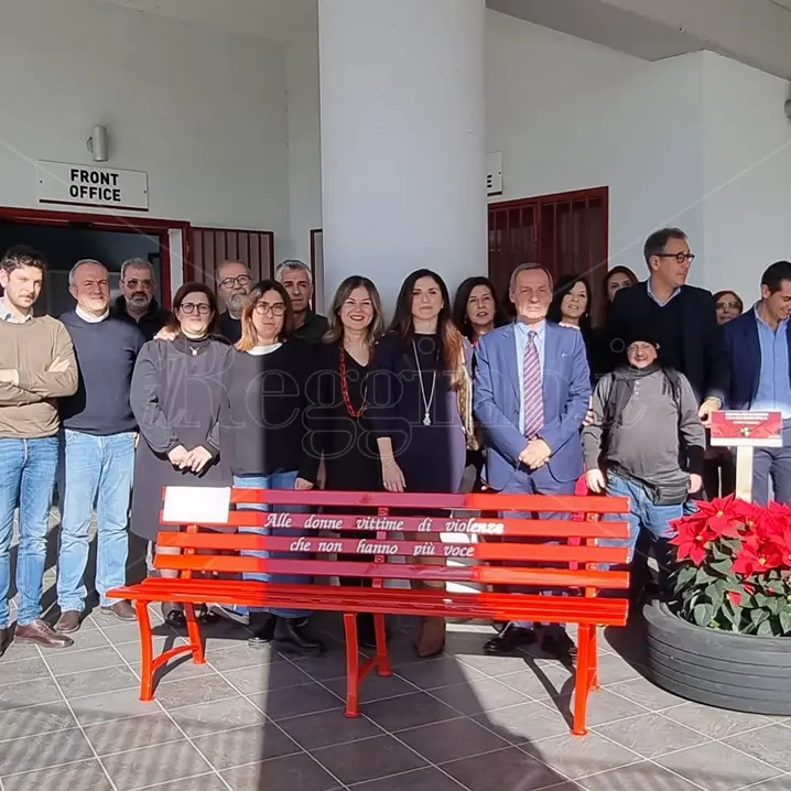 25 novembre, Atam: una panchina rossa e un posto sui bus per le donne vittime di violenze - FOTO