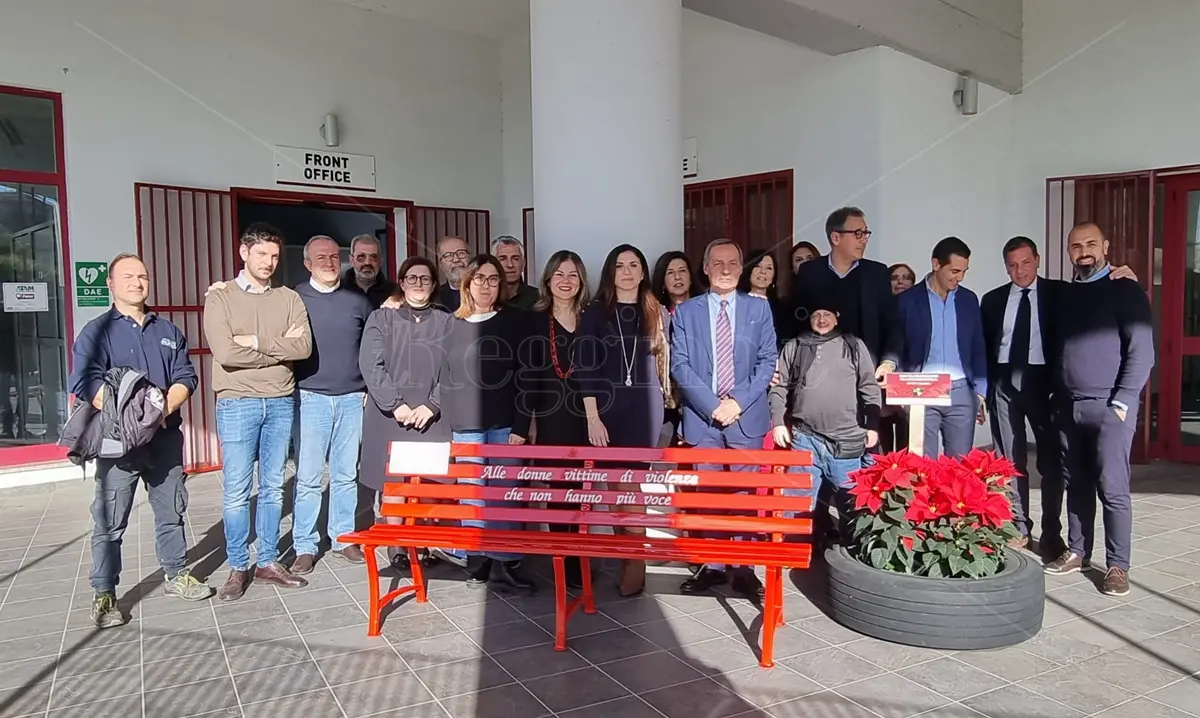 25 novembre, Atam: una panchina rossa e un posto sui bus per le donne vittime di violenze - FOTO