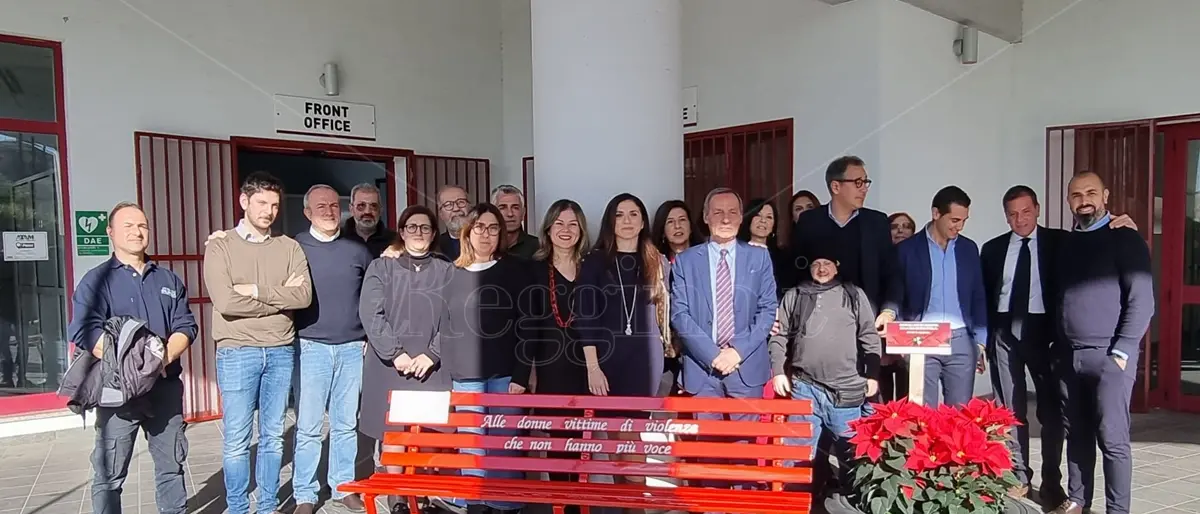 25 novembre, Atam: una panchina rossa e un posto sui bus per le donne vittime di violenze - FOTO