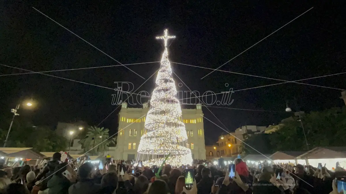 Reggio, ecco l'accensione dell'albero di Natale a piazza Duomo - VIDEO