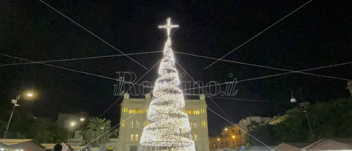 Reggio, ecco l'accensione dell'albero di Natale a piazza Duomo - VIDEO