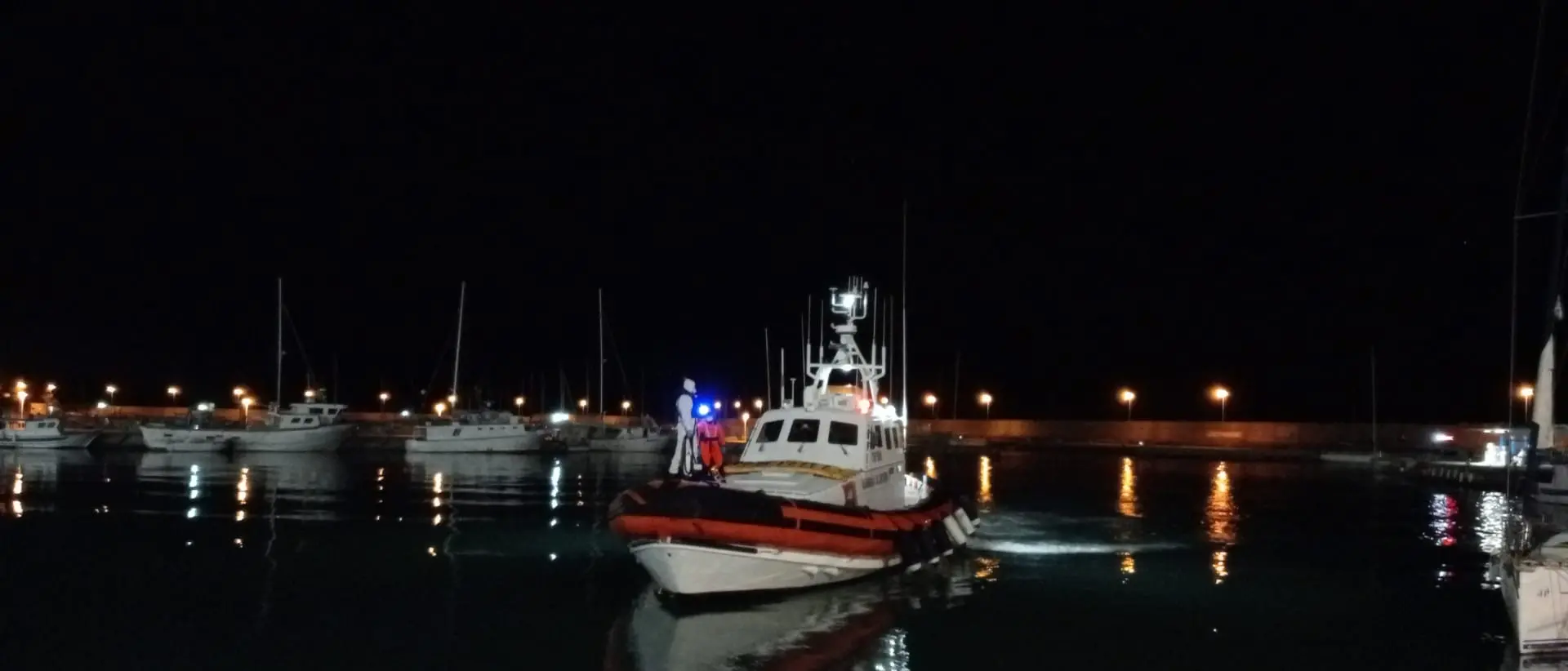 Roccella Jonica, soccorsa barca a vela: sbarcati 53 migranti