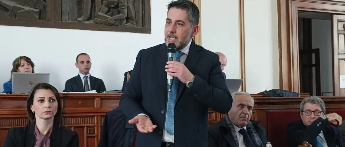 Incendi e carenza idrica a Reggio, la maggioranza contrattacca: «Chiedete le dimissioni di Occhiuto»