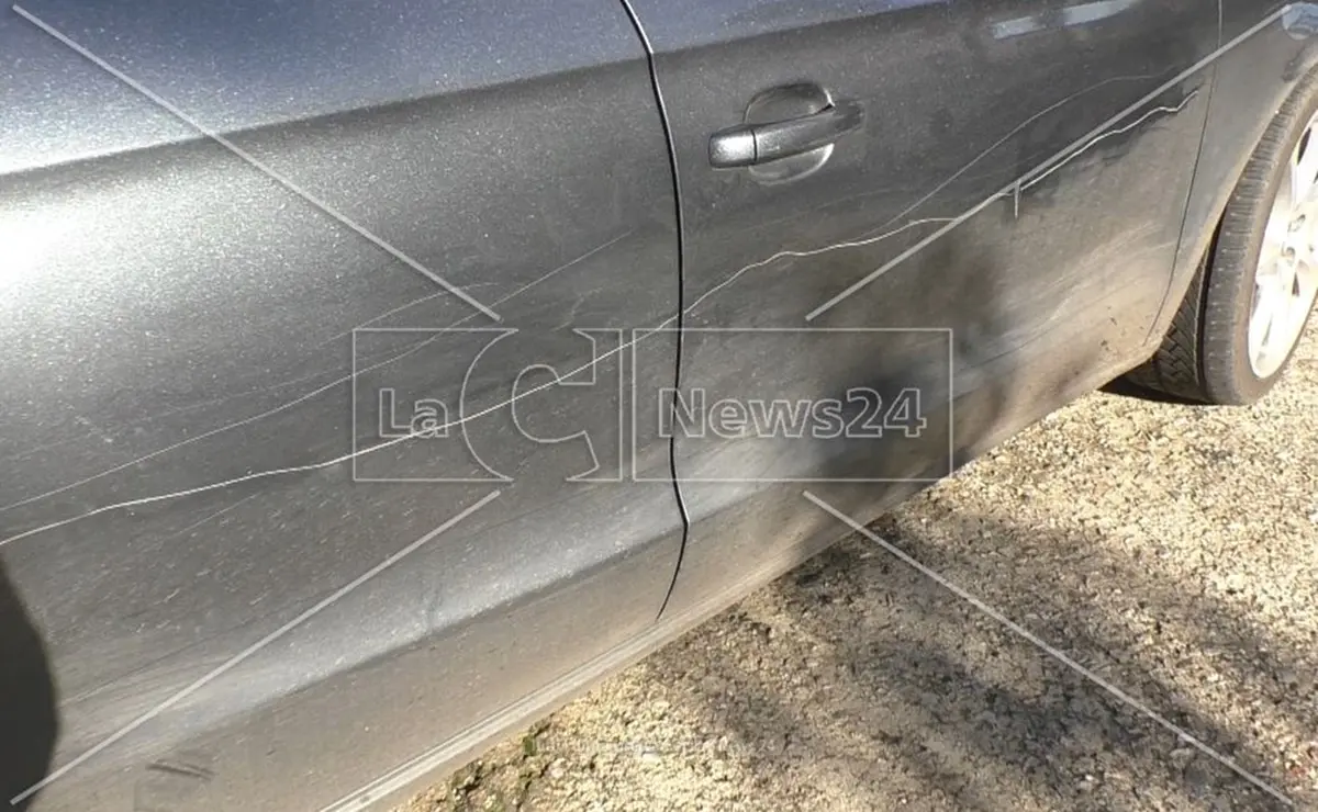 Rosarno, danneggiata l'auto del parroco