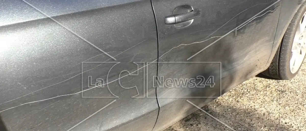 Rosarno, danneggiata l'auto del parroco