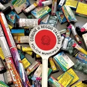 Reggio, sequestrati fuochi pirotecnici venduti senza autorizzazione