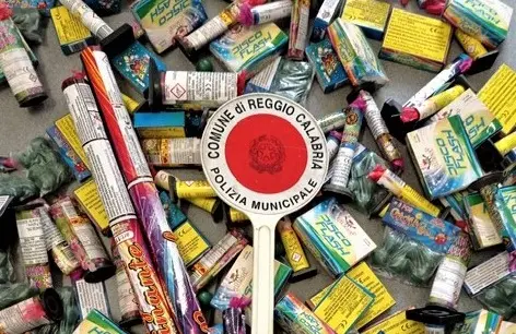 Reggio, sequestrati fuochi pirotecnici venduti senza autorizzazione