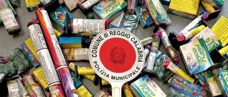 Reggio, sequestrati fuochi pirotecnici venduti senza autorizzazione