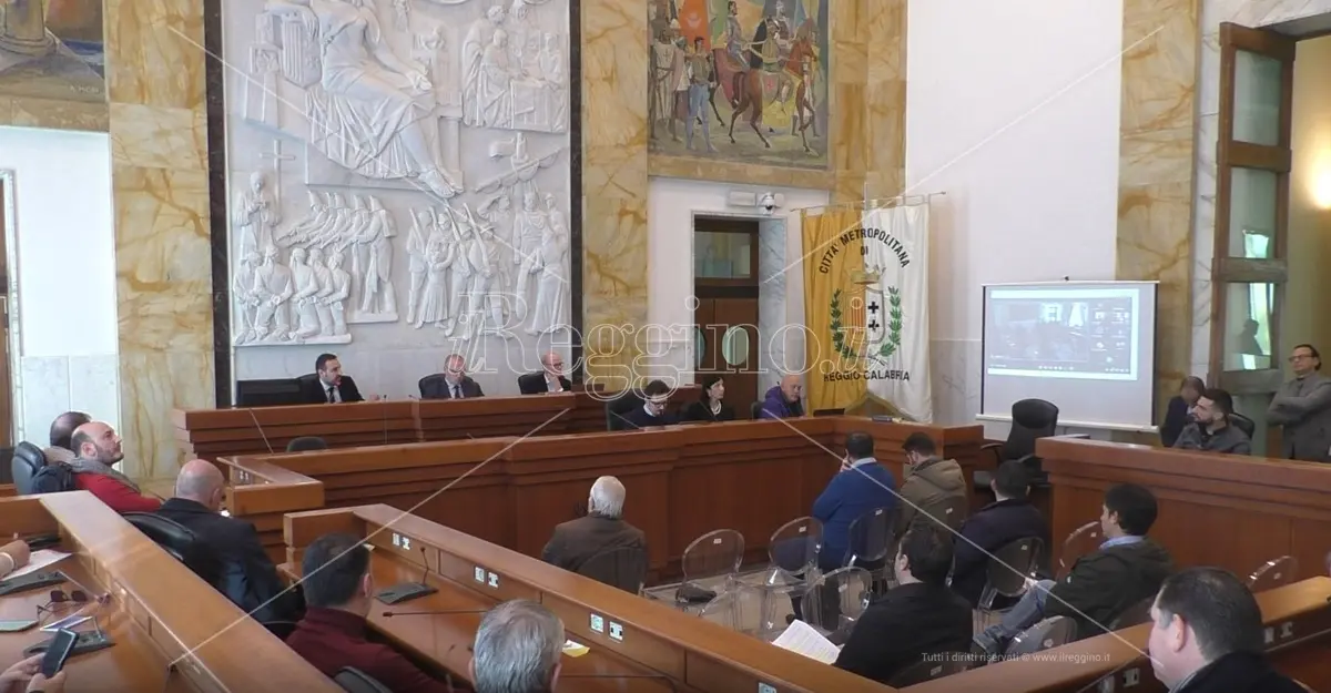 Acqua, i Comuni reggini fanno quadrato: Versace tratterà con la Regione - VIDEO