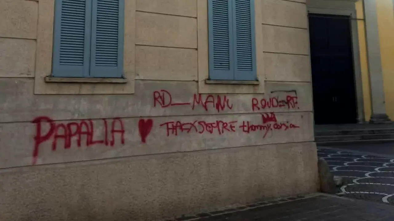 ‘Ndrangheta al Nord, una scritta per il boss Papalia sul muro della chiesa di Corsico