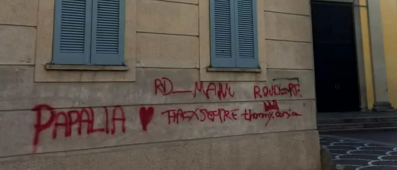 ‘Ndrangheta al Nord, una scritta per il boss Papalia sul muro della chiesa di Corsico