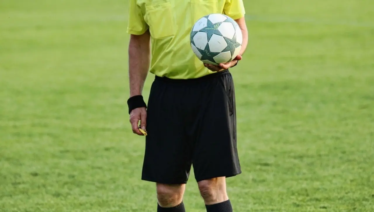 Calcio violento, picchia l'arbitro e lo manda in ospedale: follia in campo in Calabria