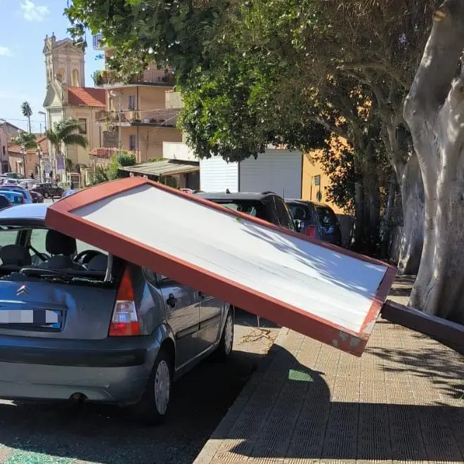 Allerta meteo a Reggio, pannello pubblicitario crolla su un'auto per il forte vento