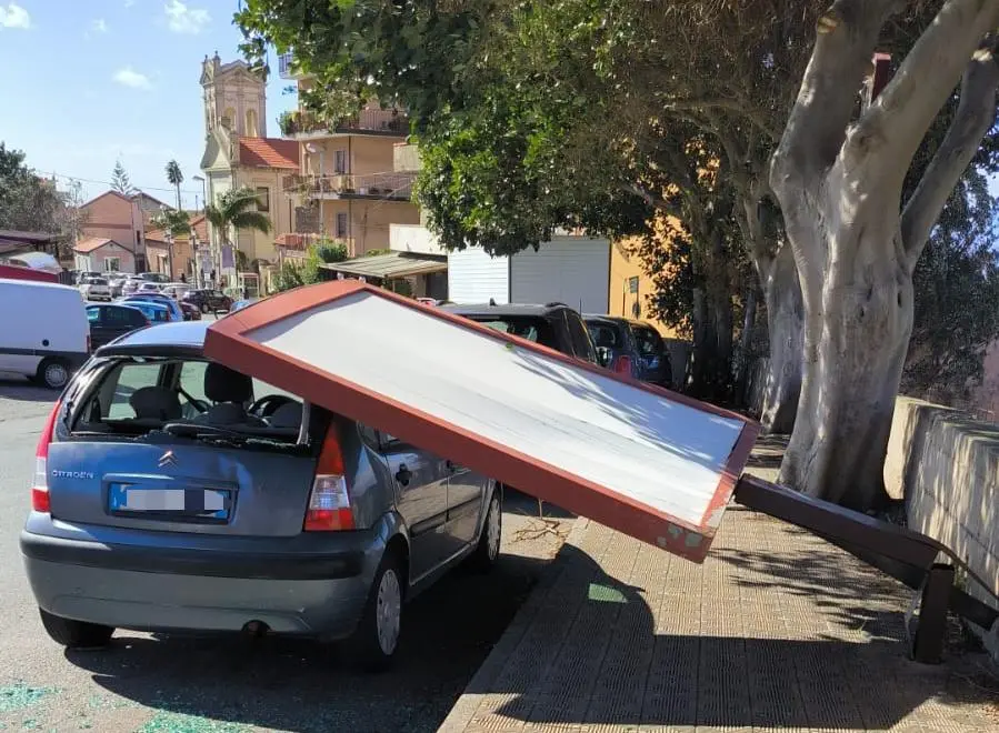 Allerta meteo a Reggio, pannello pubblicitario crolla su un'auto per il forte vento