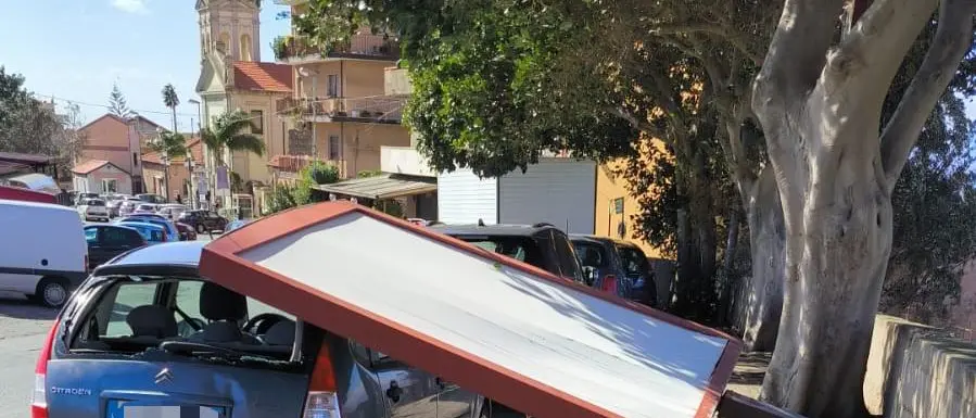 Allerta meteo a Reggio, pannello pubblicitario crolla su un'auto per il forte vento