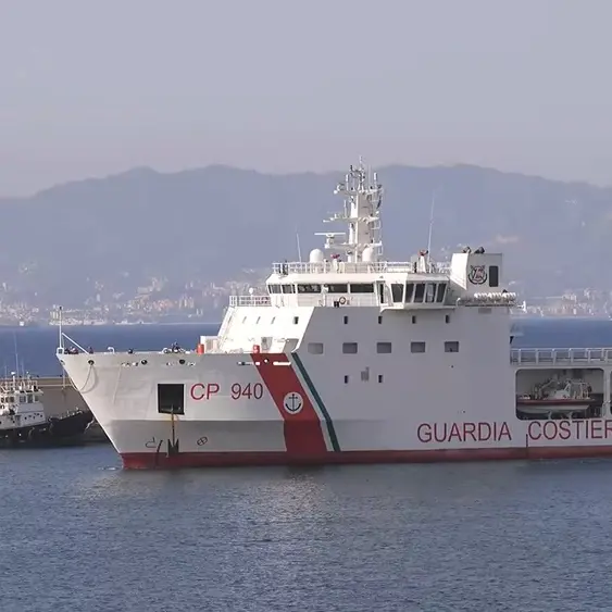 Reggio, al porto la nave Dattilo con 569 migranti provenienti da Lampedusa
