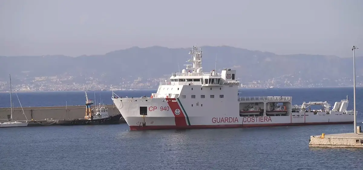 Reggio, al porto la nave Dattilo con 569 migranti provenienti da Lampedusa