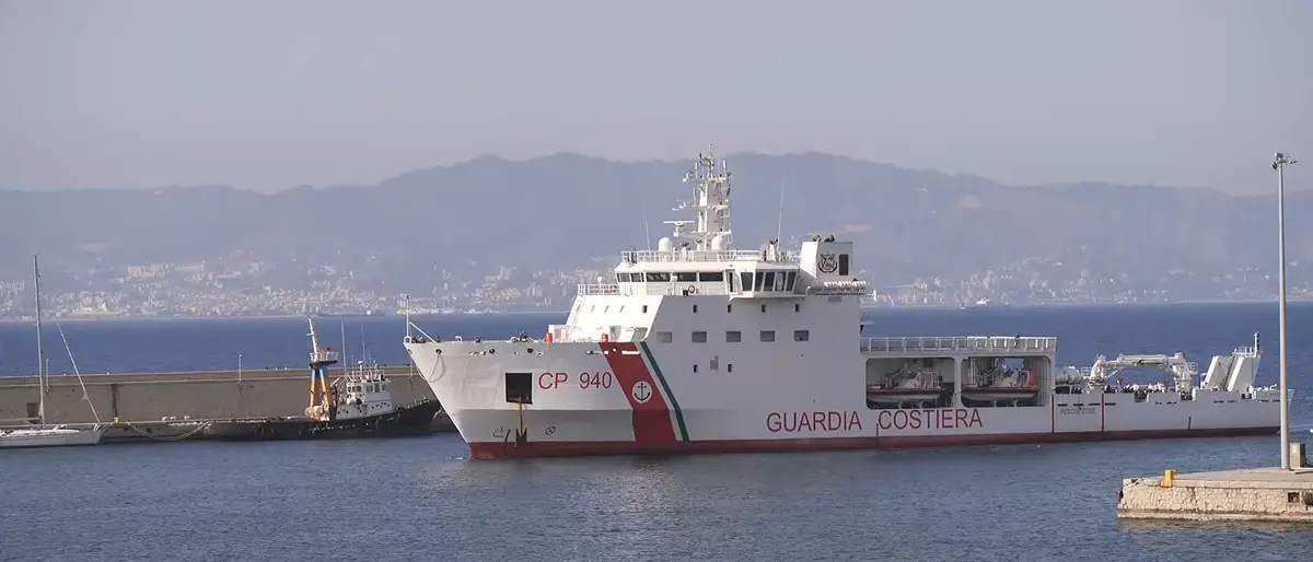 Reggio, al porto la nave Dattilo con 569 migranti provenienti da Lampedusa