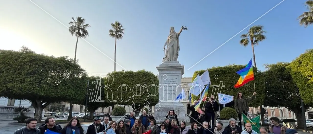 Reggio, in piazza per la pace in Ucraina e il ripudio di tutte le guerre - FOTO e VIDEO