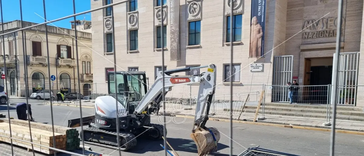 Restyling di piazza De Nava, Brunetti: «Finalmente». Ma il Comitato promette: «Faremo i nomi dei responsabili»