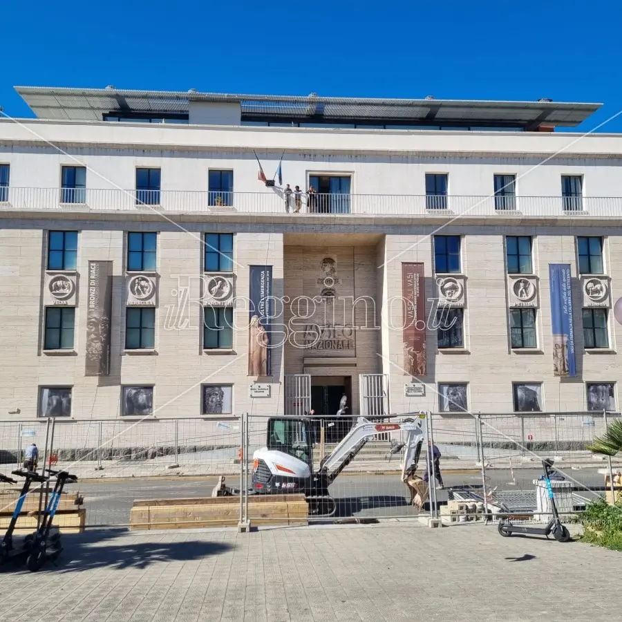 Reggio, iniziati i lavori di restyling a piazza De Nava - VIDEO E FOTOGALLERY