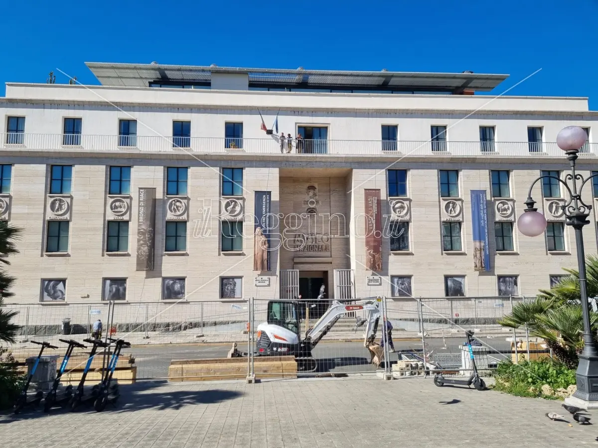 Reggio, iniziati i lavori di restyling a piazza De Nava - VIDEO E FOTOGALLERY