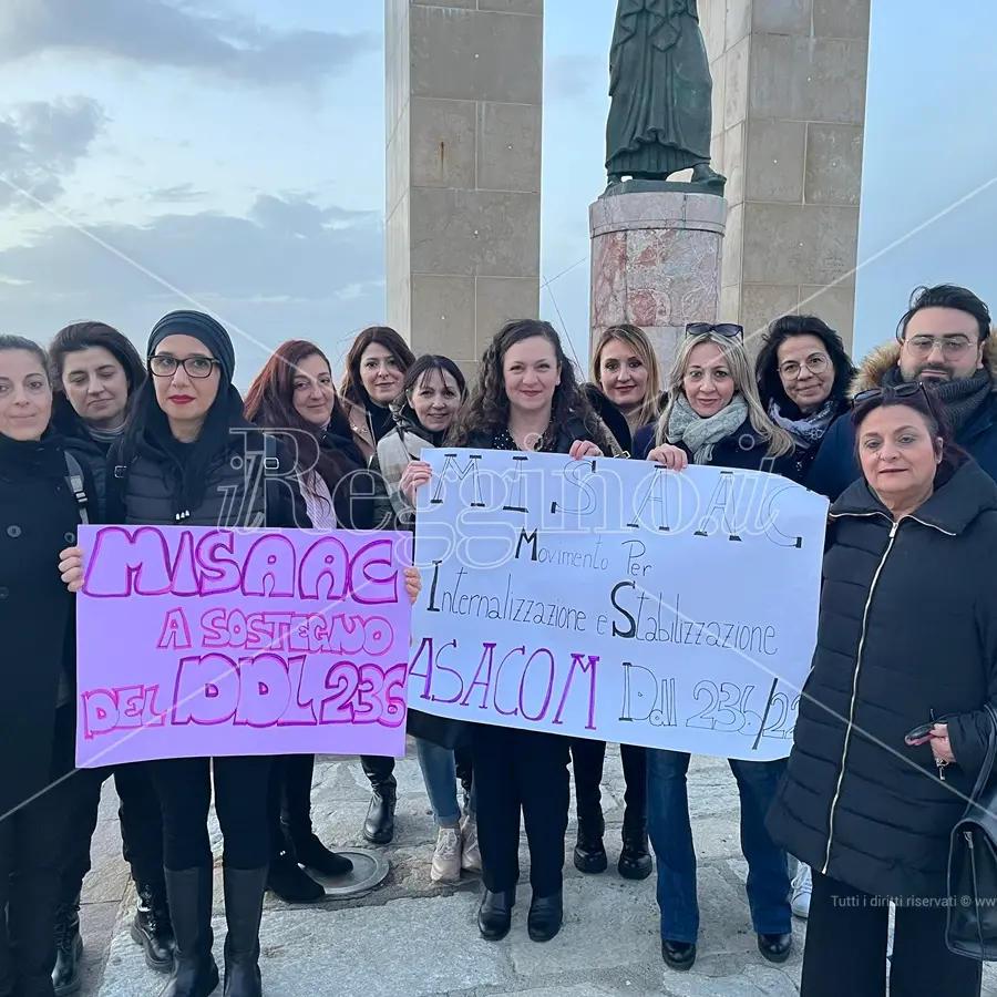 Reggio, flash mob degli assistenti educativi per chiedere l’internalizzazione - VIDEO