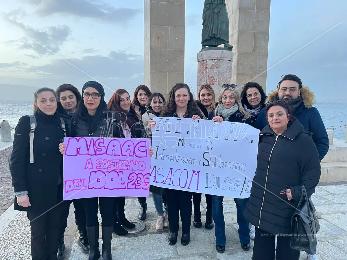 Reggio, flash mob degli assistenti educativi per chiedere l’internalizzazione - VIDEO