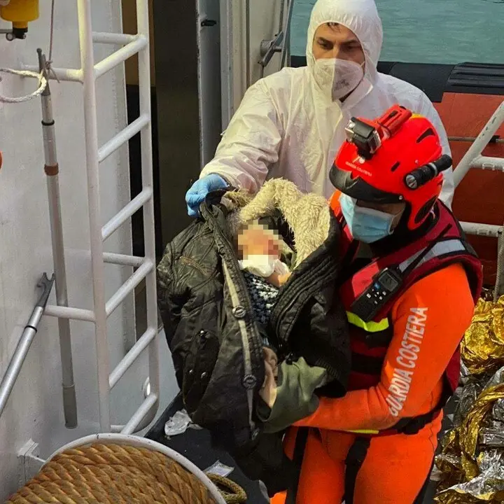 Migranti, così un barcone uguale a quello naufragato a Cutro fu soccorso a Roccella